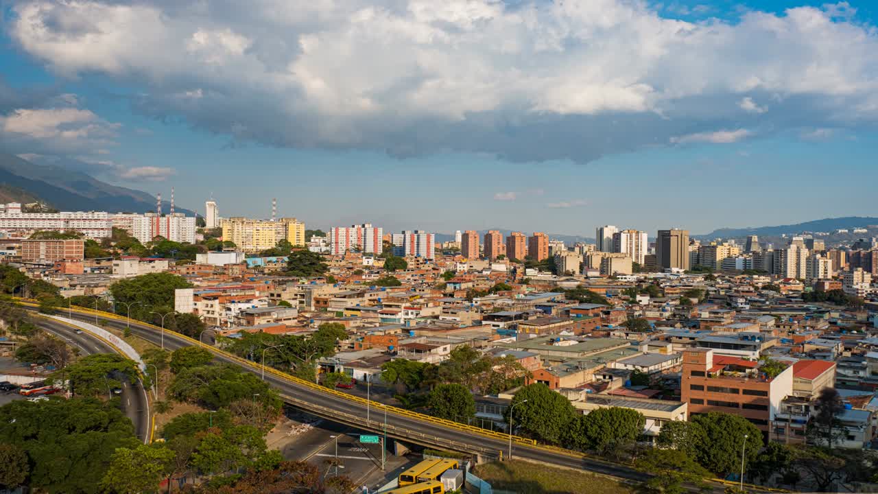 Time-lapse: Vista della città di Caracas dal lato est. Venezuela.