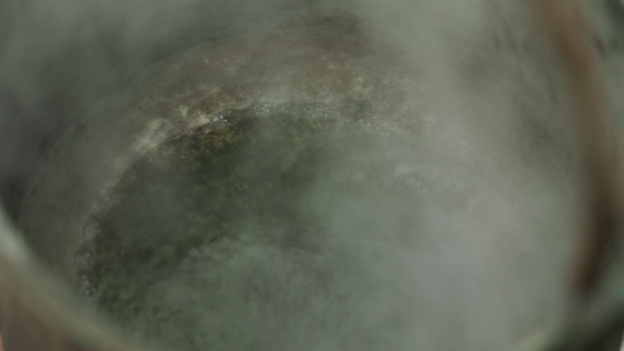 vapor hirviendo saliendo de una tetera, poción de elaboración, escena mágica filmada en primer plano