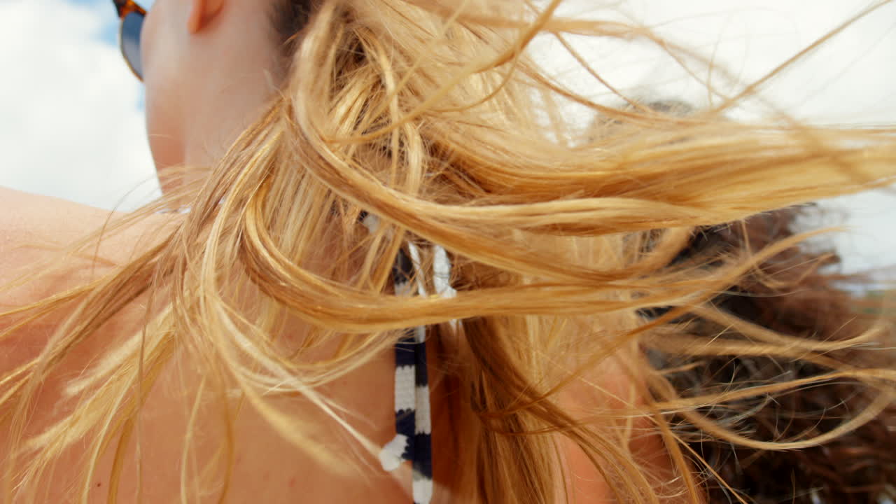 바람이 머리카락을  ⁇ 는 것을 느끼세요.