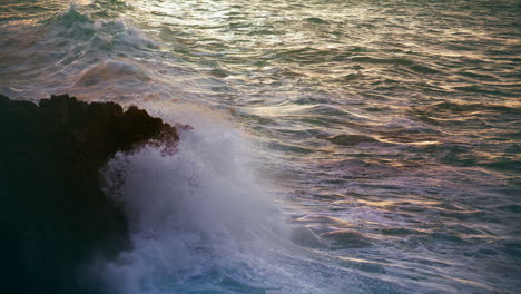 Weiße-Wellen-Treffen-Am-Abend-Auf-Felsen.-Stürmisches-Meer-Bricht-Sich-Am-Vulkanstrand