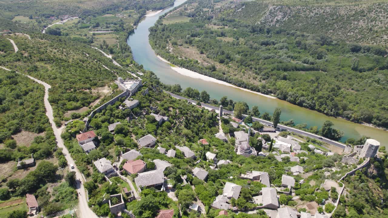 Neretva nehri kenarındaki tarihi Poçitel köyünün drone ile havadan çekimi, Bosna-Hersek
