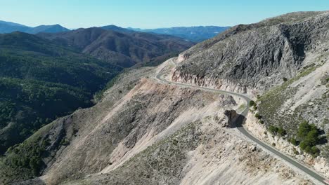 carretera de marbella a ronda a través de las montañas de andalucía, españa - aérea