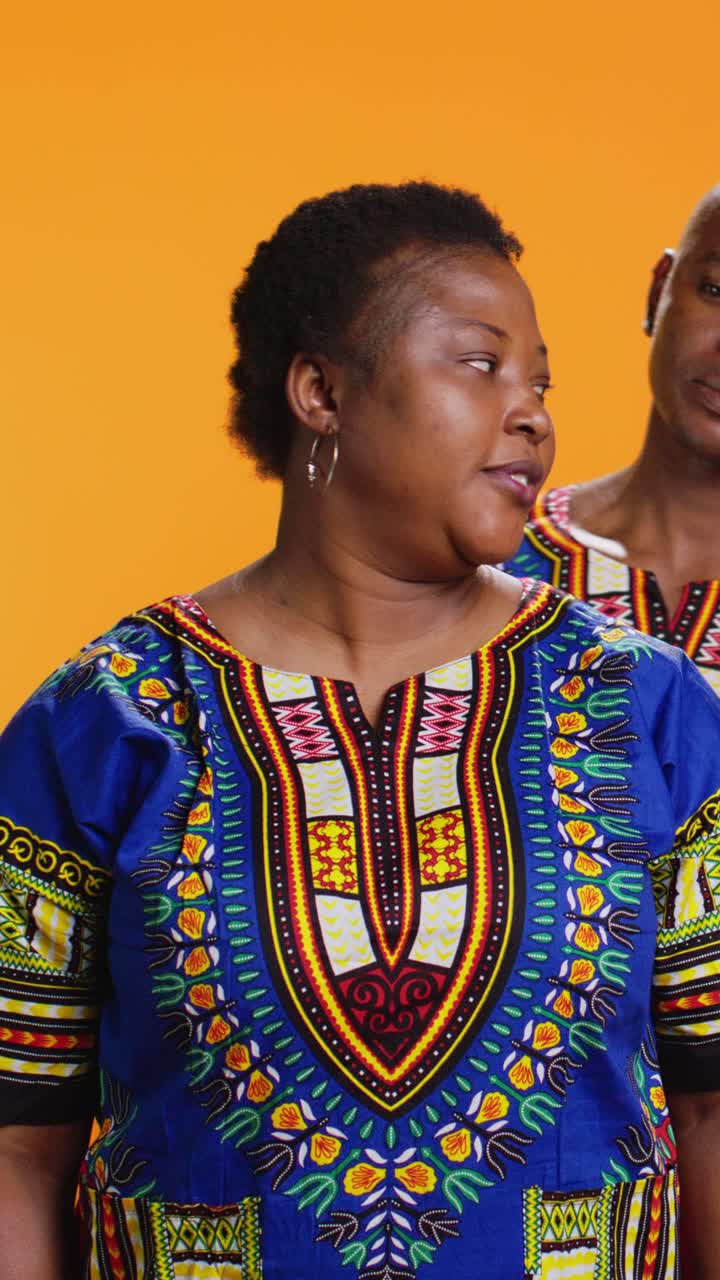 Vídeo vertical: Dulce pareja afroamericana abrazándose en un estudio