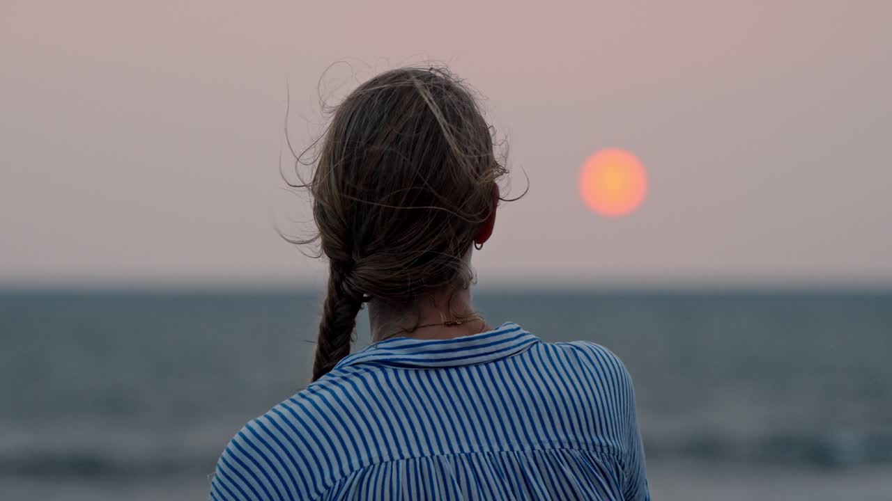 Et fredfyldt øjeblik i Galle, Sri Lanka, hvor en kvinde betragter det store hav under en betagende solnedgang