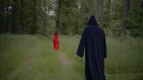 Reaper-Sigue-A-Una-Mujer-En-El-Bosque