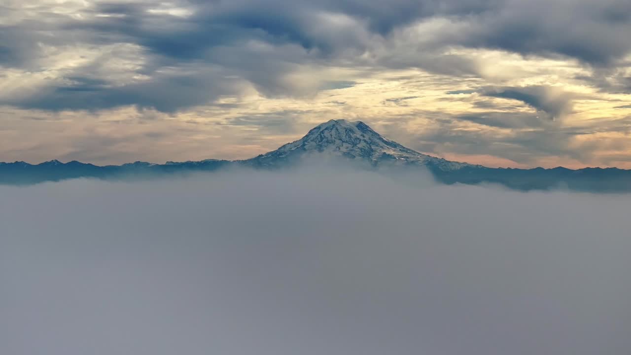 pintoresco monte rainier flotando sobre el paisaje nuboso durante la puesta de sol en washington, ee.uu.