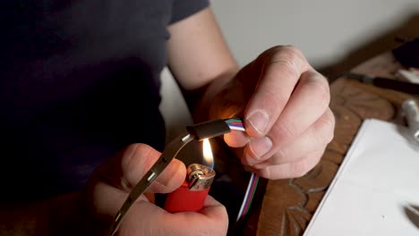 imágenes de una persona aislando cables de una tira de led con goma