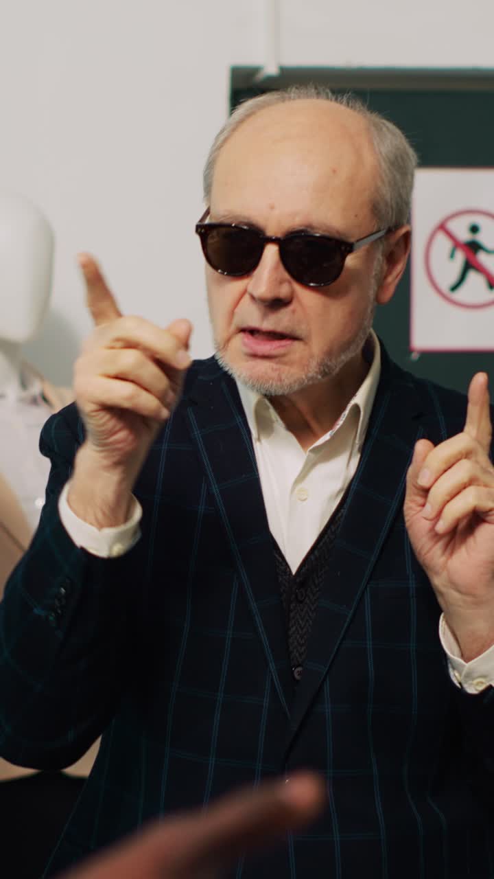 Video verticale: un designer esperto e sponsor del negozio al dettaglio richiede accessori eleganti