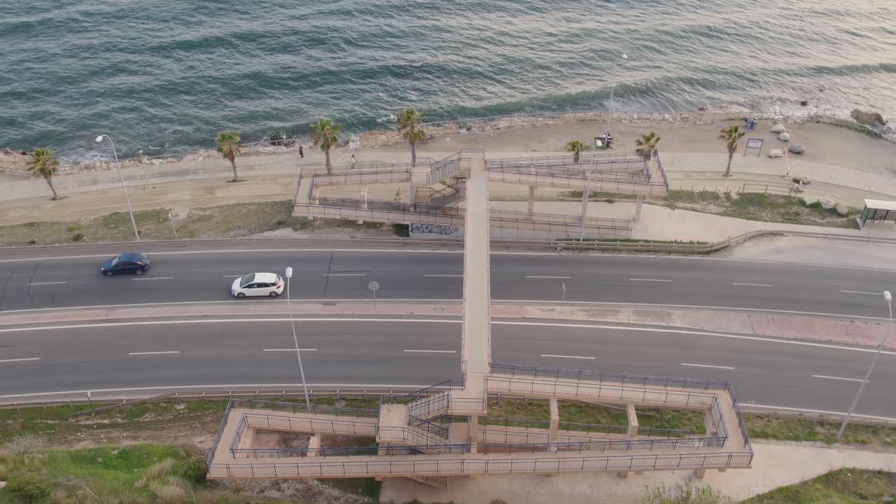 málaga, españa: puente peatonal cerca de la costa mediterránea