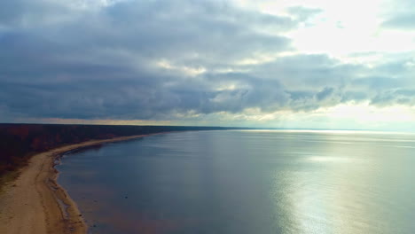 Escena-De-Serenidad-De-Un-Paisaje-Marino-Con-Un-Espeso-Paisaje-Nublado-En-El-Fondo