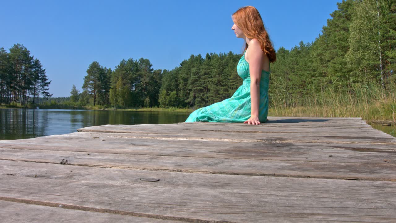 물에 발을 담그고 혼자 즐거운 시간을 보내는 사춘기 여성