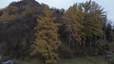 Este-Es-Quizás-Un-Día-Nublado-Feo,-Porque-Es-Gris,-Triste-Y-Nostálgico,-Pero-Cuenta-Muchas-Historias-Con-Agua,-Cielo-Y-Movimientos-De-Drones.