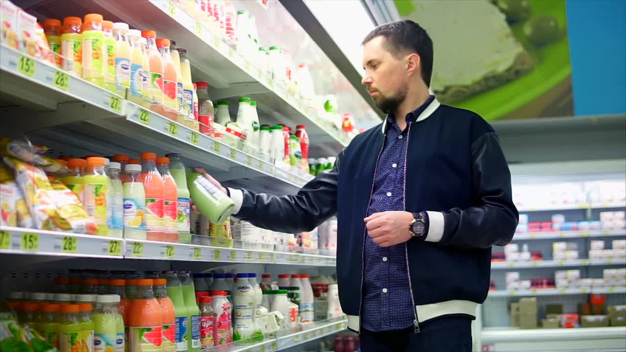 hombre comprando bebidas en una tienda de comestibles