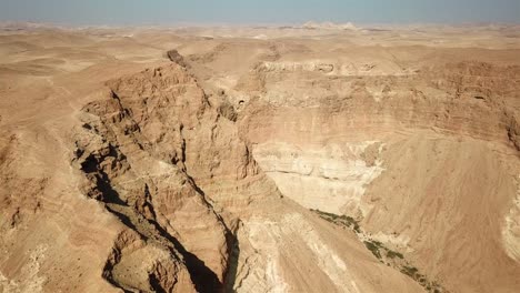 imágenes aéreas sobre un gran acantilado en el desierto de judea y las montañas