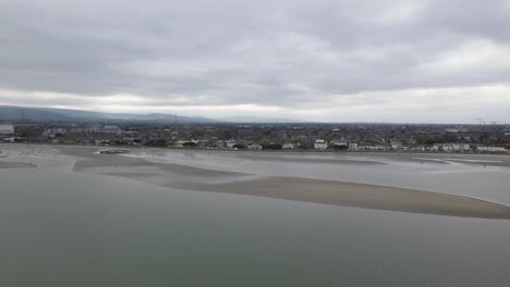 Costas-De-Sandymount-Strand-Sin-Vida-Acercándose-A-La-Ciudad-De-Dublín-Distantemente