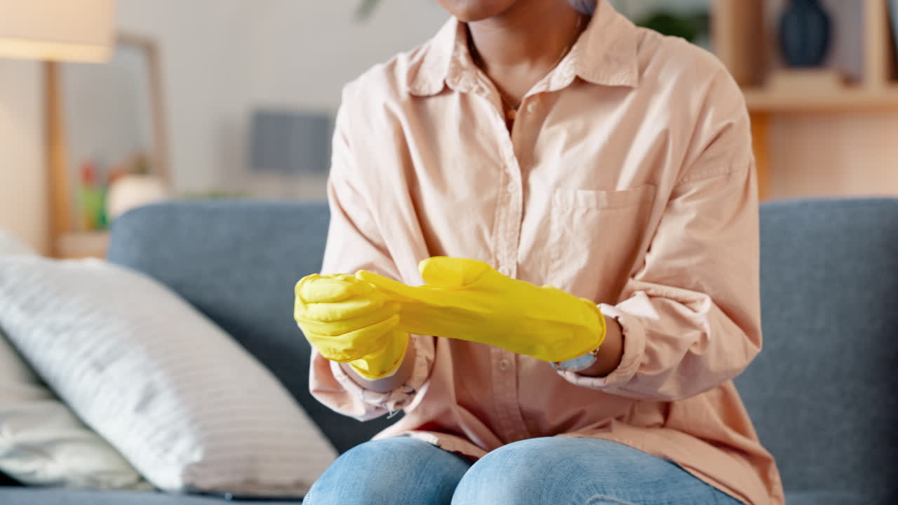 un limpiador poniéndose guantes