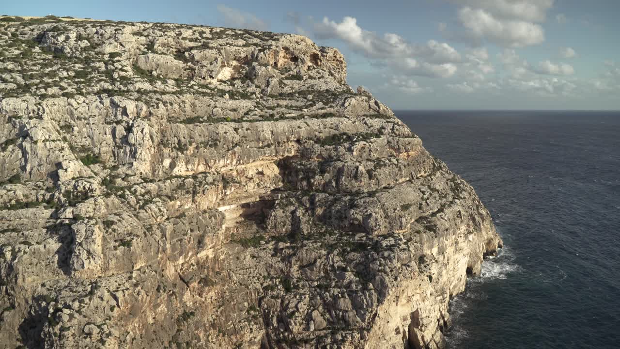vista panorámica del mar mediterráneo cerca de la gruta azul con cielo lleno de nubes