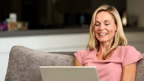 Mujer-Rubia-Feliz-Ganando-En-Línea