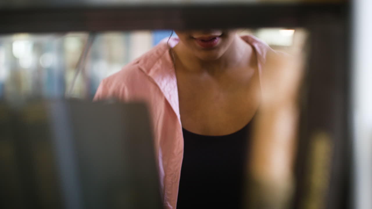 가게에 있는 아프리카계 미국인 여자