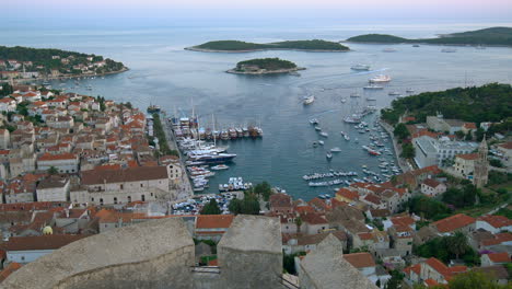 Vista-Panorámica-De-La-Ciudad-De-Hvar-En-La-Isla-De-Hvar-Croacia