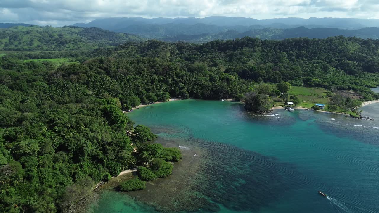 vista aérea de un avión no tripulado en la playa blanca, colón, panamá, mar del caribe