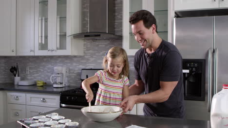 chica caucásica y papá se divierten preparando pastel mezcla mezcla, filmado en r3d