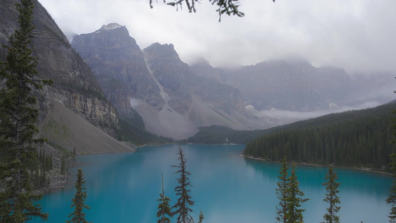 Jezioro Moraine w deszczowy dzień