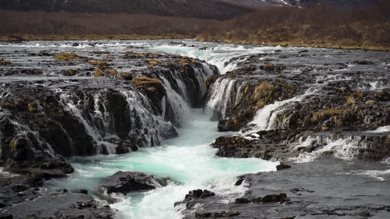 cascada azul bruarfoss en el suroeste de islandia