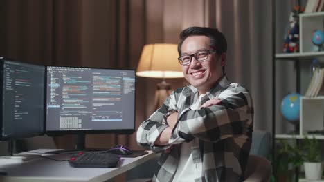 programador feliz por la noche