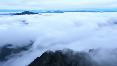 구름 이 있는 산맥 의 공중 사진