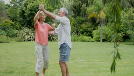 Pareja-Madura-Bailando-Juntos