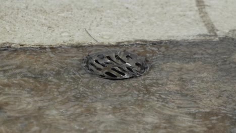 Fuertes-Lluvias-Bajando-Por-El-Desagüe-De-La-Piscina