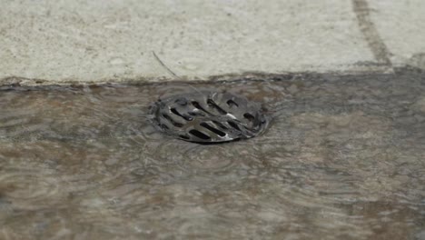 fuertes lluvias bajando por el desagüe de la piscina
