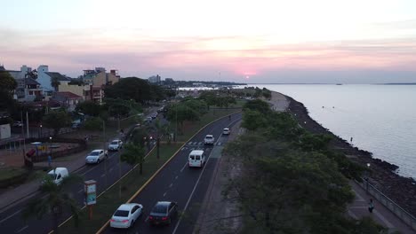 Malerische-Straße-Und-Uferpromenade-Bei-Sonnenuntergang-In-Posadas-In-Der-Nähe-Des-Grenzübergangs-Von-Paraguay-Und-Argentinien