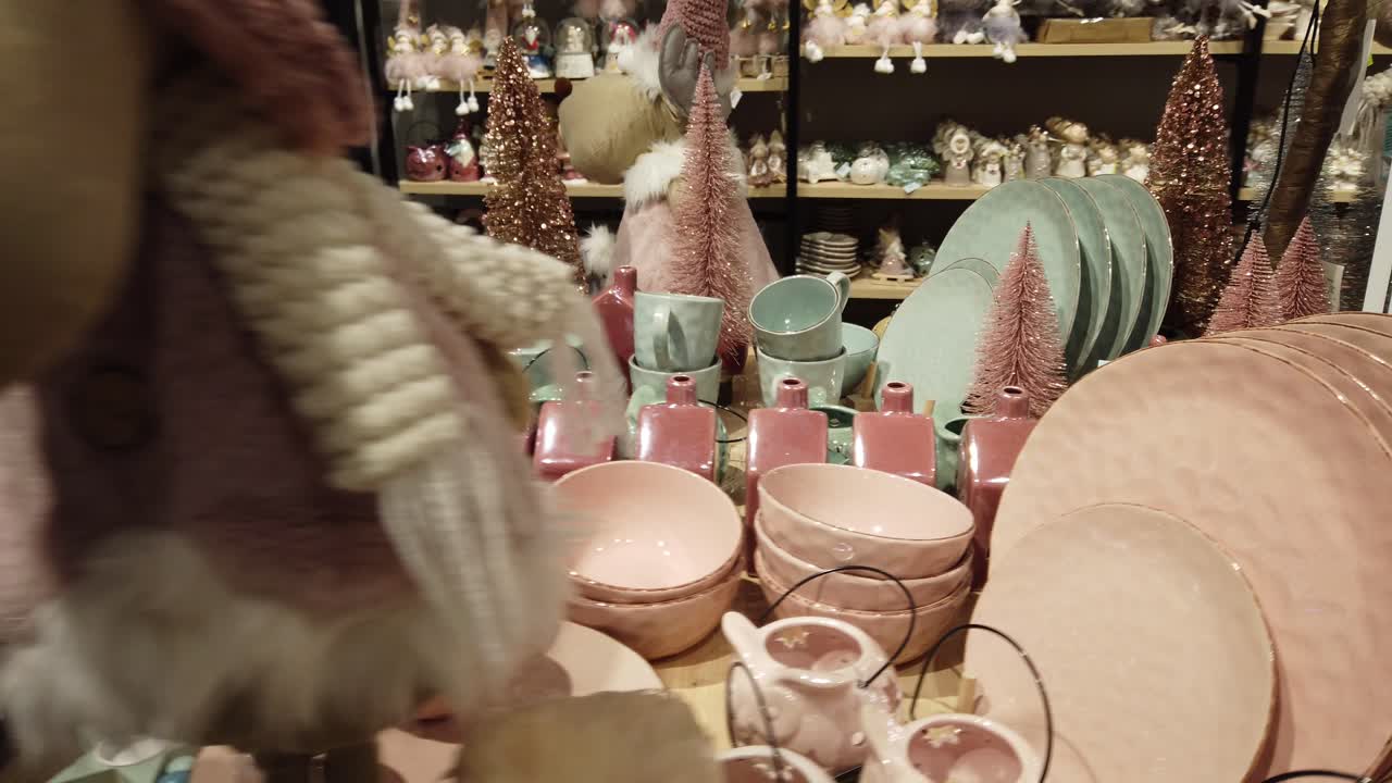 Souvenirs dans une boutique de cadeaux. Cadeaux de Noël