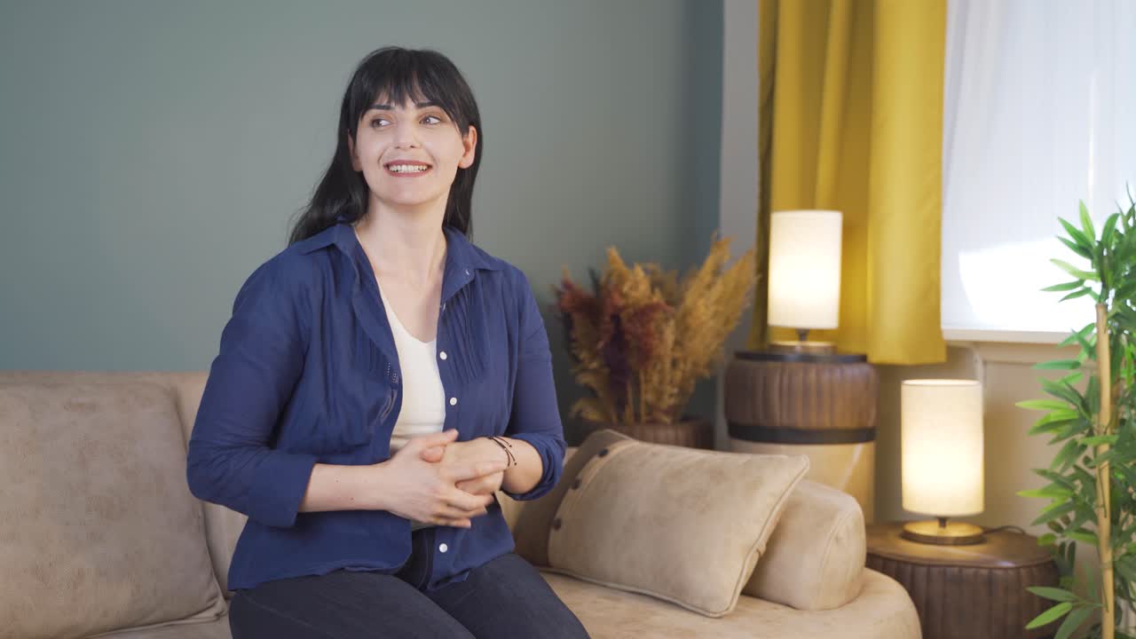 집에서 누군가를 기다리는 여자.