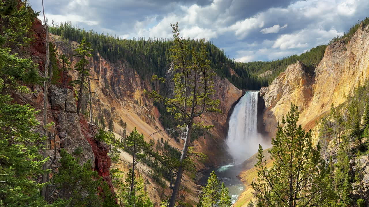 Grand Canyon Taman Nasional Yellowstone, sungai Air Terjun Atas dan Bawah, titik pandang HDR Artist Point, musim gugur, jalan menuju penginapan Canyon Village, pemandangan lanskap siang hari yang menakjubkan, geser sinematik ke kanan secara perlahan
