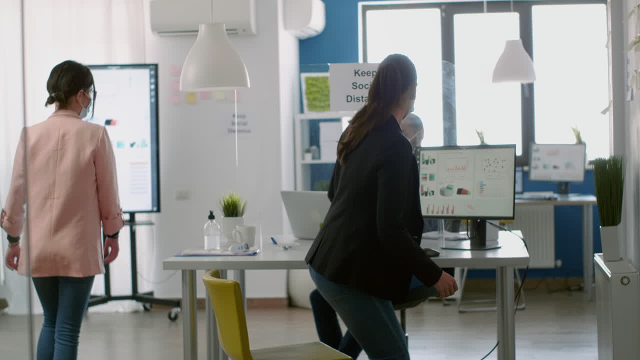 얼굴 마스크 를 착용 한 동료 들 이 팔꿈치 로 서로 인사 하고 있다