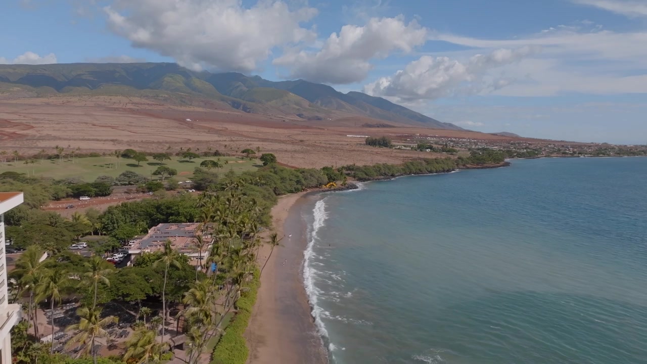 Vista aerea del Resort di Maui, Hawaii, con montagne sullo sfondo.