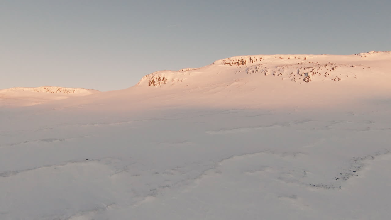 冬天山脈在日落時的雪景,fpv娃娃向前