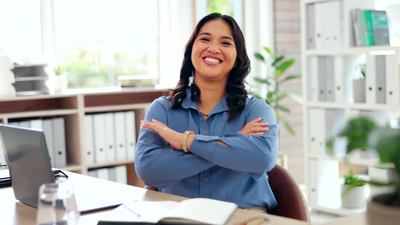 행복한 아시아 여성, 노트북과 작은 타이핑