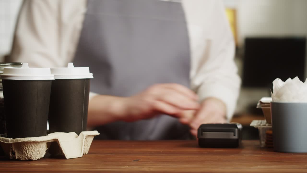 카페에서 신용 카드로 지불, 종이 컵으로 커피를 구입, 뜨거운 음료를 가져가는 것, 터치 프리 및 콘택트리스 음식 쇼핑, nfc 기술 개념.