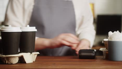 pagar con tarjeta de crédito bancario en el café. comprar café en taza de papel. llevar bebida caliente. compras de alimentos sin contacto y sin contacto. concepto de tecnología nfc.