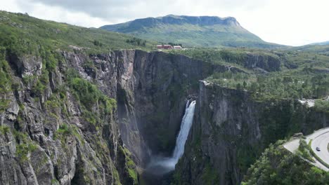 Cascada-De-Voringfossen-En-Noruega---Paisaje-Natural-Escénico-En-Eidfjord,-Vestland---Inclinación-Aérea-Hacia-Abajo