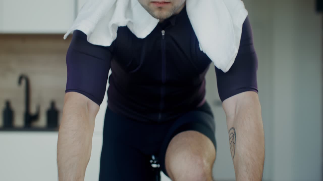 hombre trabajando en casa