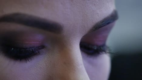 primer plano de la cara de una mujer con maquillaje