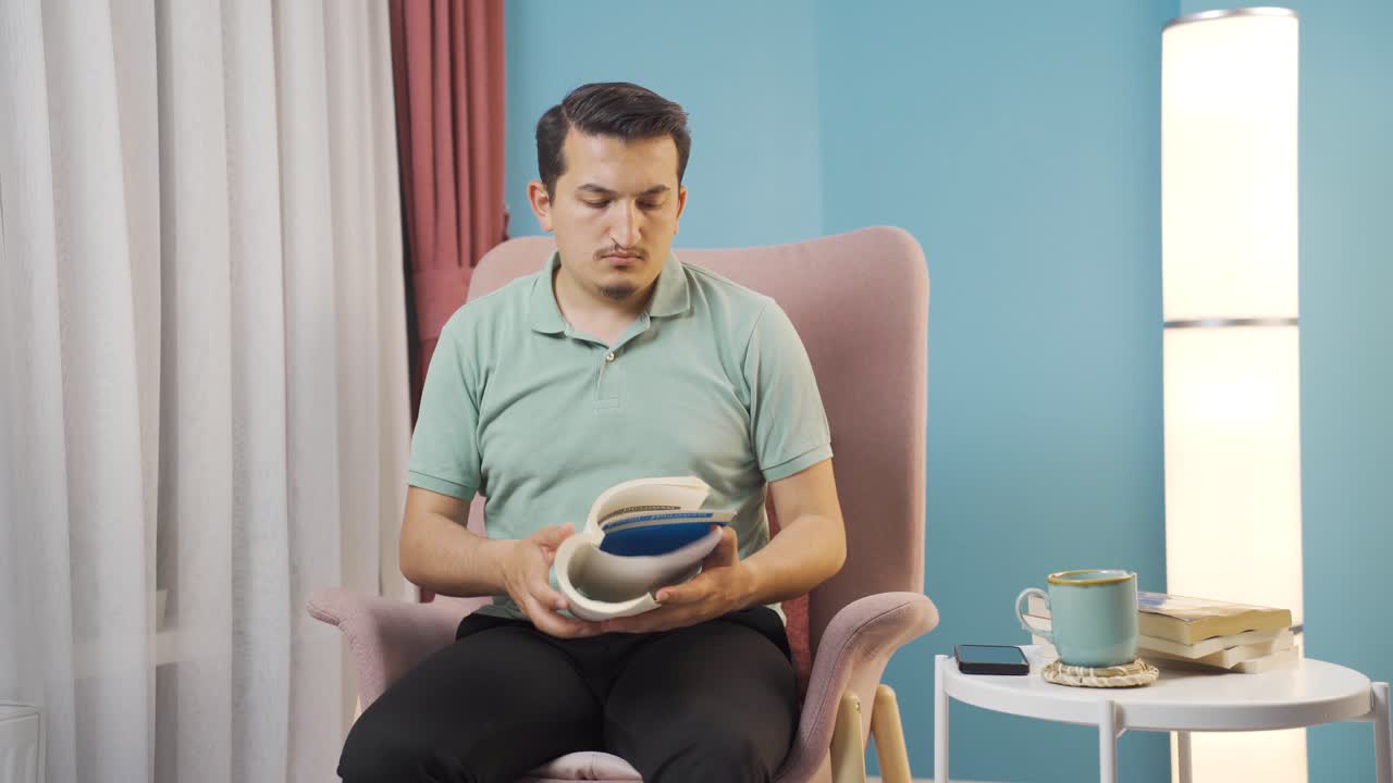 전화로 나쁜 소식을 받은 사람.