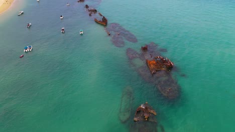 Asombrosos-Naufragios-De-Tangalooma,-Isla-De-Moreton,-Australia,-Vista-Aérea-De-Los-Barcos