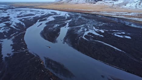 Estuario-Del-Río-Cerca-De-Montañas-Nevadas