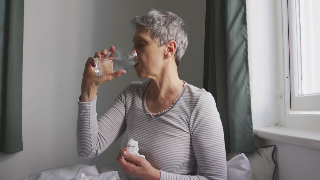 mujer mayor sola en casa